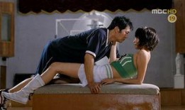 她与谁同床 在线观看,她与谁共度春宵，在线观看揭开神秘面纱